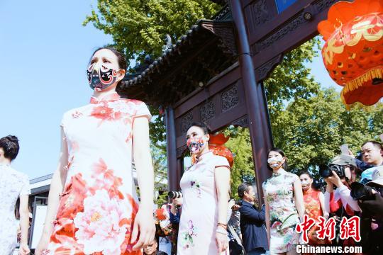 チャイナ?ドレス姿の「覆面」美女が颯爽と登場(chǎng)　ユニークな京劇マスクに熱視線