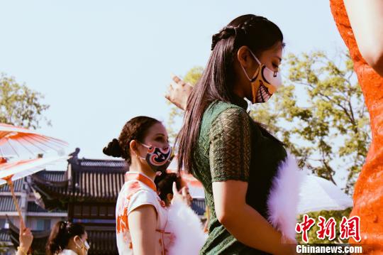 チャイナ?ドレス姿の「覆面」美女が颯爽と登場(chǎng)　ユニークな京劇マスクに熱視線