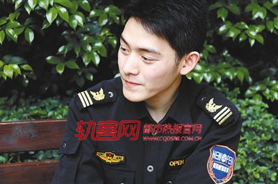 ウォレス?フォにそっくりと話(huà)題の「重慶市一のイケメン警備員」