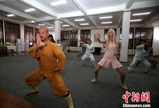 元リトアニア大統(tǒng)領(lǐng)ロランダス?パクサス氏の娘　少林寺拳法を體験