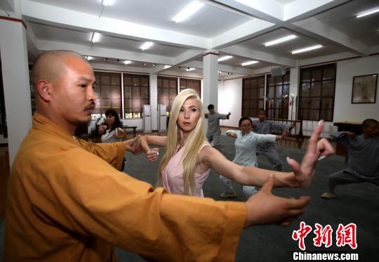 元リトアニア大統(tǒng)領(lǐng)ロランダス?パクサス氏の娘　少林寺拳法を體験