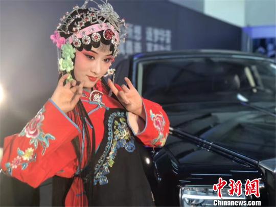  蘭州でモーターショー開催　「秦腔」の娘役に扮したコンパニオン登場