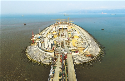 港珠澳大橋、トンネル連結(jié)作業(yè)が完了