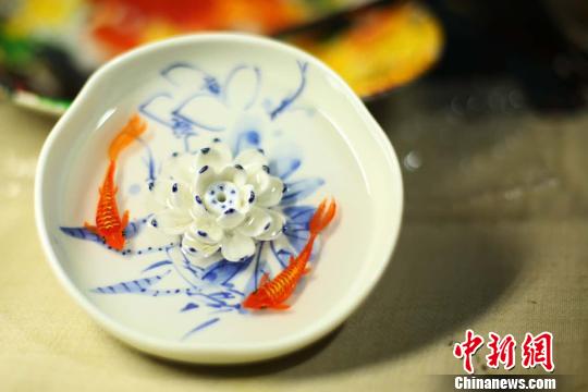 95後の大學(xué)生、チワン族要素取り入れた「琥珀」畫(huà)のアトリエ開(kāi)く