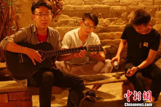 95後の大學(xué)生、チワン族要素取り入れた「琥珀」畫のアトリエ開く