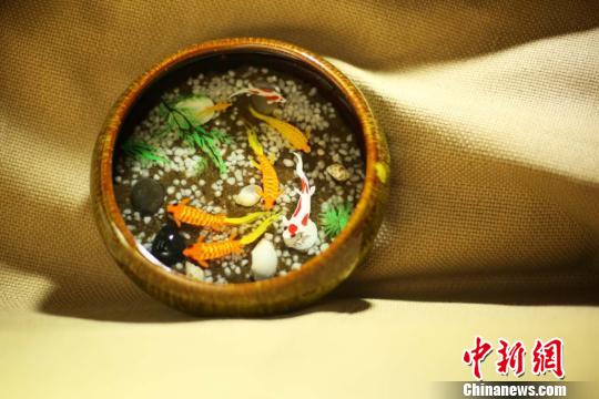 95後の大學生、チワン族要素取り入れた「琥珀」畫のアトリエ開く