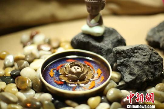 95後の大學(xué)生、チワン族要素取り入れた「琥珀」畫のアトリエ開く