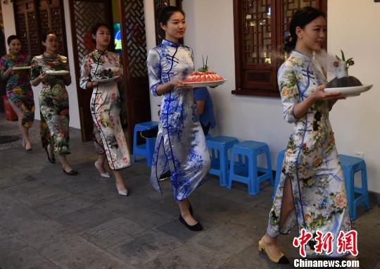 客もびっくりのサービス　伝統(tǒng)蕓能パフォーマンス披露の火鍋店　重慶