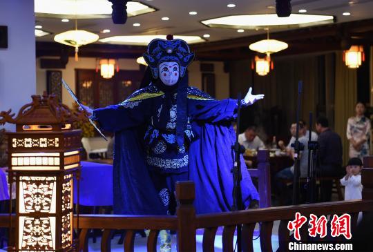 客もびっくりのサービス　伝統(tǒng)蕓能パフォーマンス披露の火鍋店　重慶