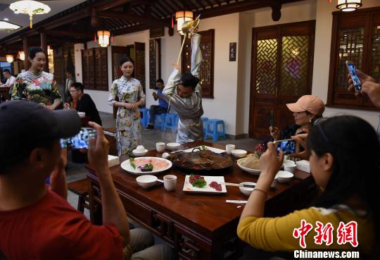 客もびっくりのサービス　伝統(tǒng)蕓能パフォーマンス披露の火鍋店　重慶