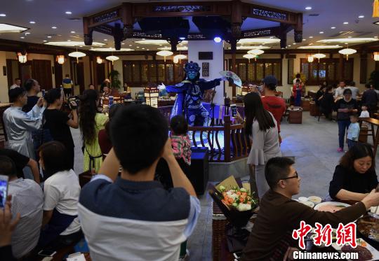 客もびっくりのサービス　伝統(tǒng)蕓能パフォーマンス披露の火鍋店　重慶