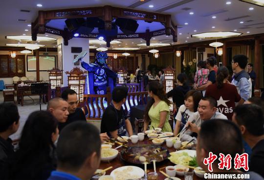 客もびっくりのサービス　伝統(tǒng)蕓能パフォーマンス披露の火鍋店　重慶