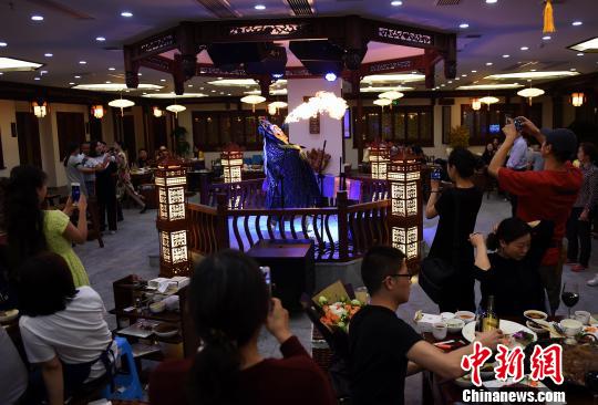 客もびっくりのサービス　伝統(tǒng)蕓能パフォーマンス披露の火鍋店　重慶