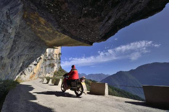 村人たちが資金集め、建設(shè)された斷崖絶壁に面した「空中に浮かぶ道」　