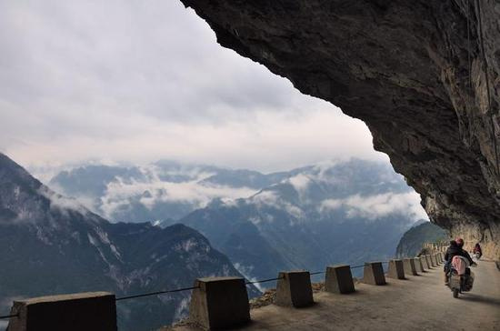 村人たちが資金集め、建設(shè)された斷崖絶壁に面した「空中に浮かぶ道」　