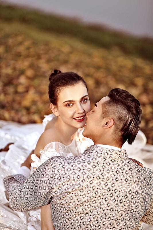 東洋好きの米國美女が重慶男性と結(jié)婚　華やかなウェディングフォトを公開