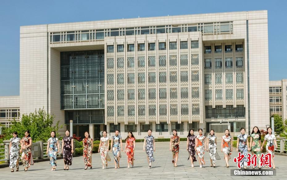 東洋女性の魅力を発揮　女子學生が卒業(yè)寫真でチャイナドレス姿披露