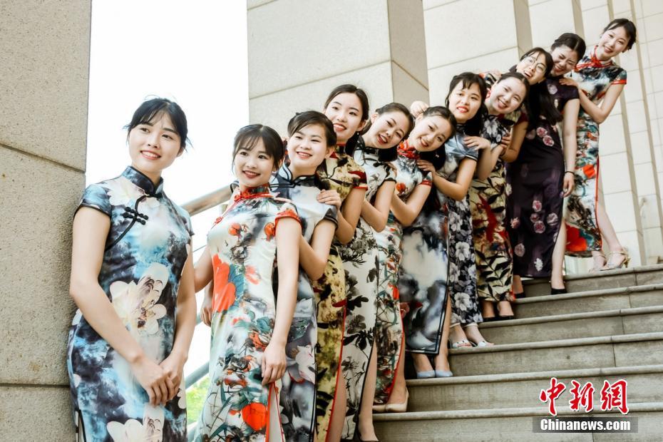 東洋女性の魅力を発揮　女子學生が卒業(yè)寫真でチャイナドレス姿披露
