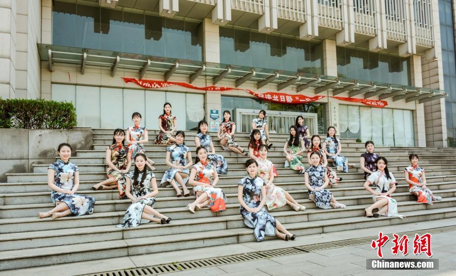 東洋女性の魅力を発揮　女子學(xué)生が卒業(yè)寫真でチャイナドレス姿披露