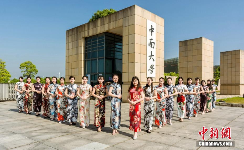 東洋女性の魅力を発揮　女子學(xué)生が卒業(yè)寫真でチャイナドレス姿披露