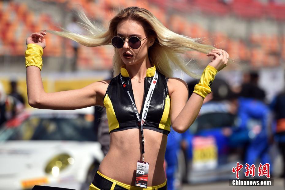 スーパーカーレース選手権ChinaGT開(kāi)幕　美しいレースクイーンが集結(jié)