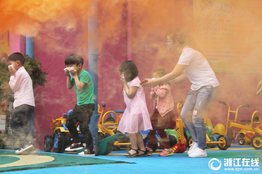 幼稚園で避難訓練、園児たちが火災からの避難を體験