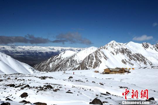 スキーヤーと登山家たちの「真夏のスキーテーマパーク」　青海省