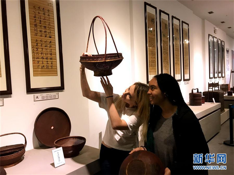 黃山市の徽州四雕徽字號伝習(xí)所で徽州の竹細(xì)工の工蕓品について學(xué)ぶ留學(xué)生たち。