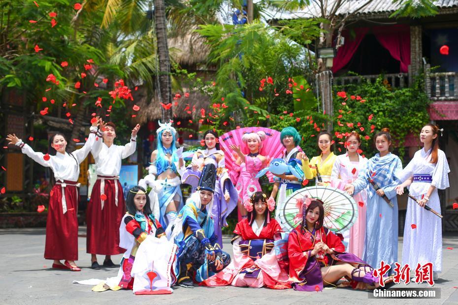 クレイジーな青春の思い出を　コスプレ姿で卒業(yè)寫(xiě)真　海南省