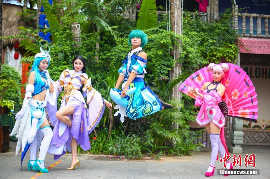 クレイジーな青春の思い出を　コスプレ姿で卒業(yè)寫真　海南省