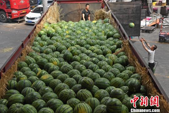 高溫の天気到來で、スイカの売れ行きも上々に