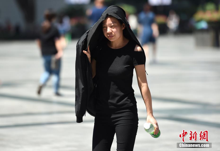 気溫上昇の重慶市、強い日差しふりそそぐ