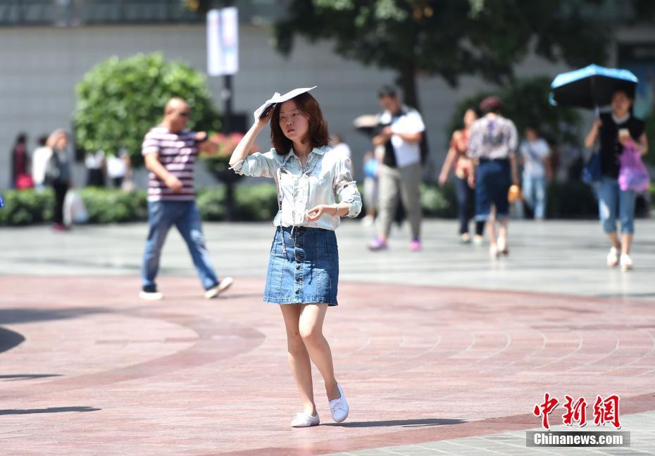 気溫上昇の重慶市、強い日差しふりそそぐ