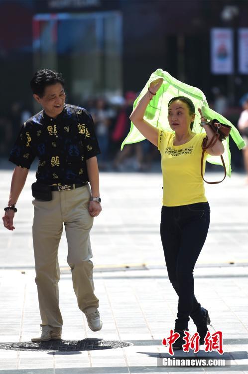 気溫上昇の重慶市、強(qiáng)い日差しふりそそぐ