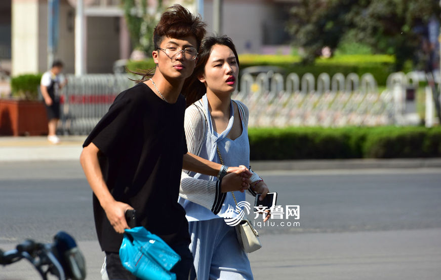 済南で35度の猛暑、涼しげな裝いで街行く女性たち