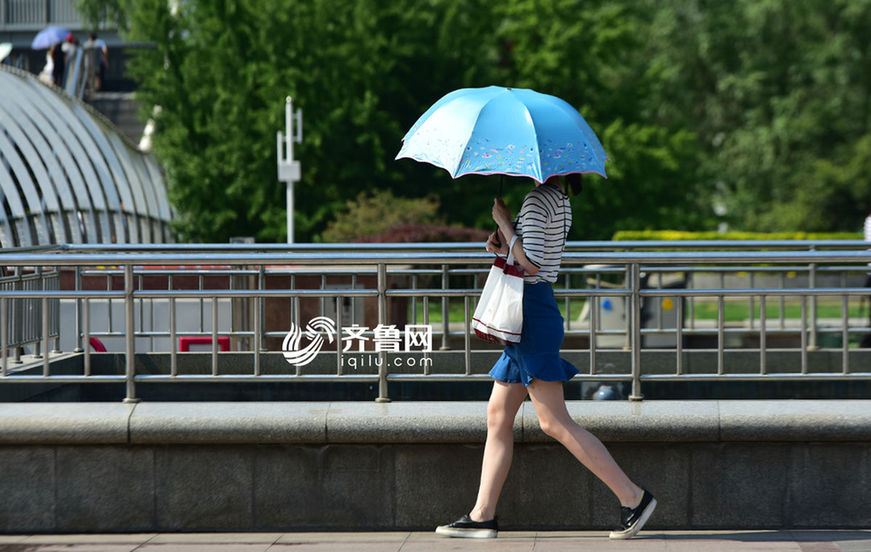 済南で35度の猛暑、涼しげな裝いで街行く女性たち