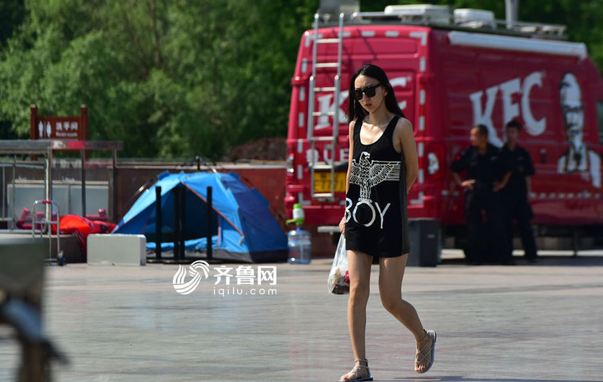 済南で35度の猛暑、涼しげな裝いで街行く女性たち