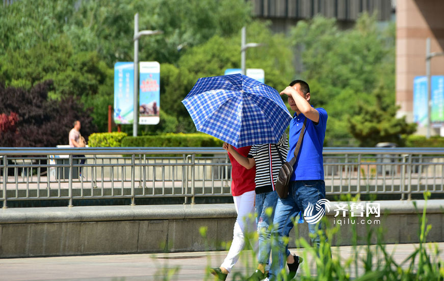 済南で35度の猛暑、涼しげな裝いで街行く女性たち