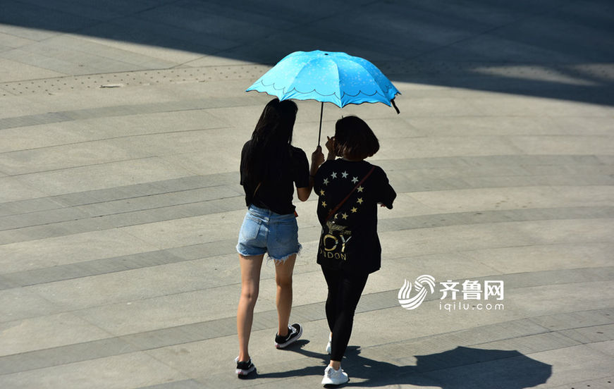 済南で35度の猛暑、涼しげな裝いで街行く女性たち