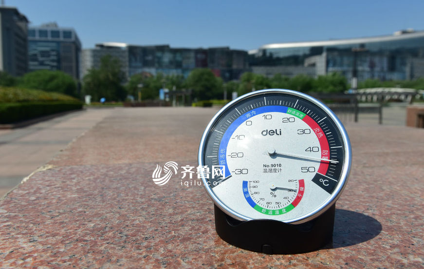 済南で35度の猛暑、涼しげな裝いで街行く女性たち