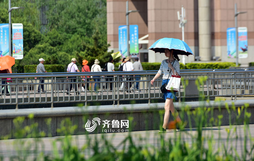 済南で35度の猛暑、涼しげな裝いで街行く女性たち