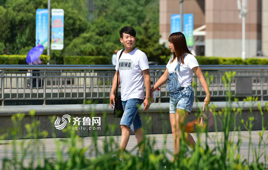 済南で35度の猛暑、涼しげな裝いで街行く女性たち