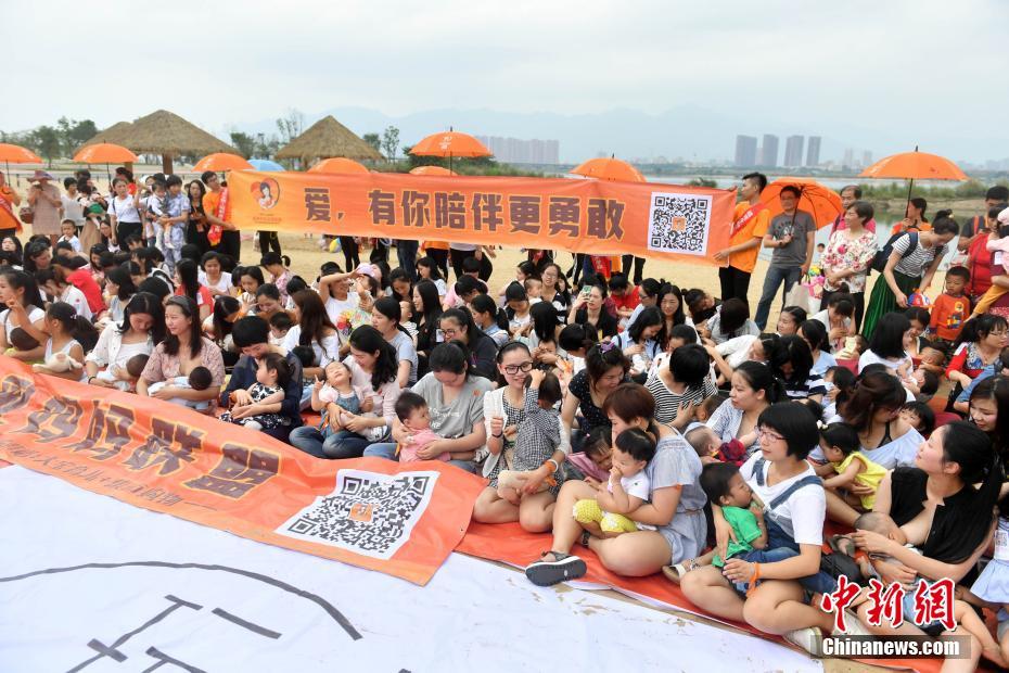 母乳育児の重要性をアピールする「母乳フラッシュモブ」　福建省