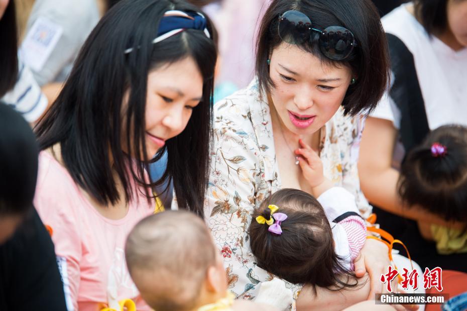 母乳育児の重要性をアピールする「母乳フラッシュモブ」　福建省