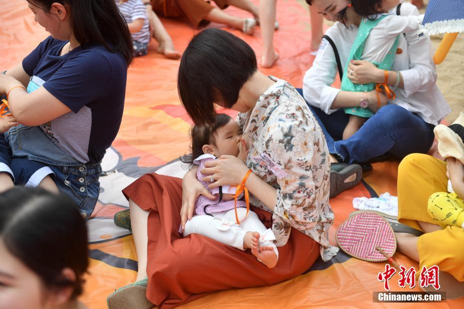 母乳育児の重要性をアピールする「母乳フラッシュモブ」　福建省