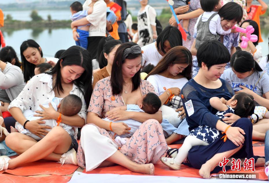 母乳育児の重要性をアピールする「母乳フラッシュモブ」　福建省