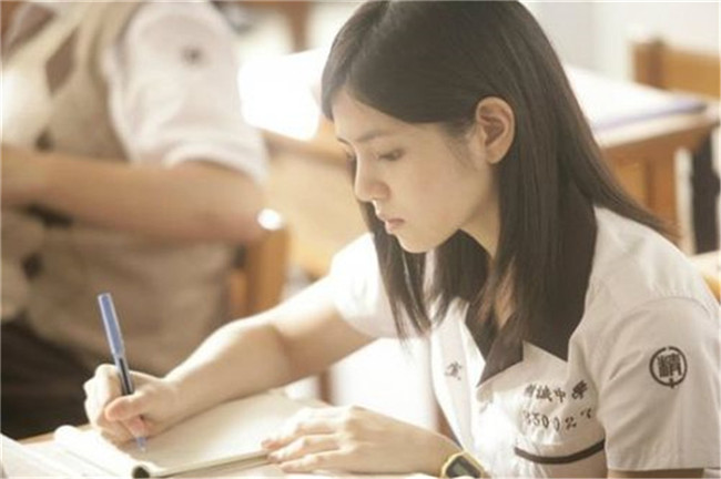 制服姿の呉亦凡、鹿晗、周冬雨　あなたのお?dú)荬巳毪辘希?></a></td></tr><tr><td class=