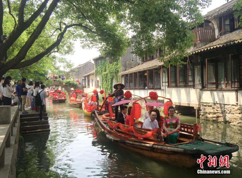 水郷で新婚カップル100組が盛大な合同結(jié)婚式　江蘇省