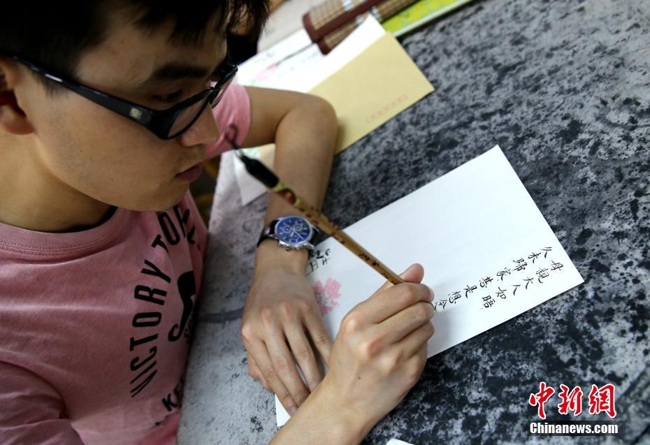 家族への思いを毛筆で、書道學(xué)院の學(xué)生　陝西省