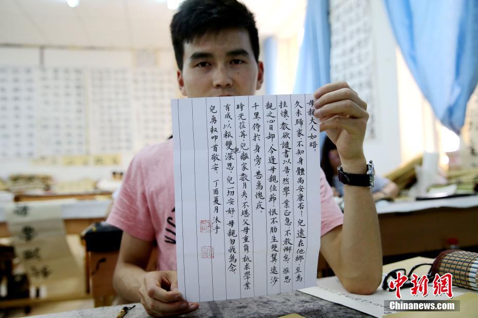 家族への思いを毛筆で、書道學院の學生　陝西省